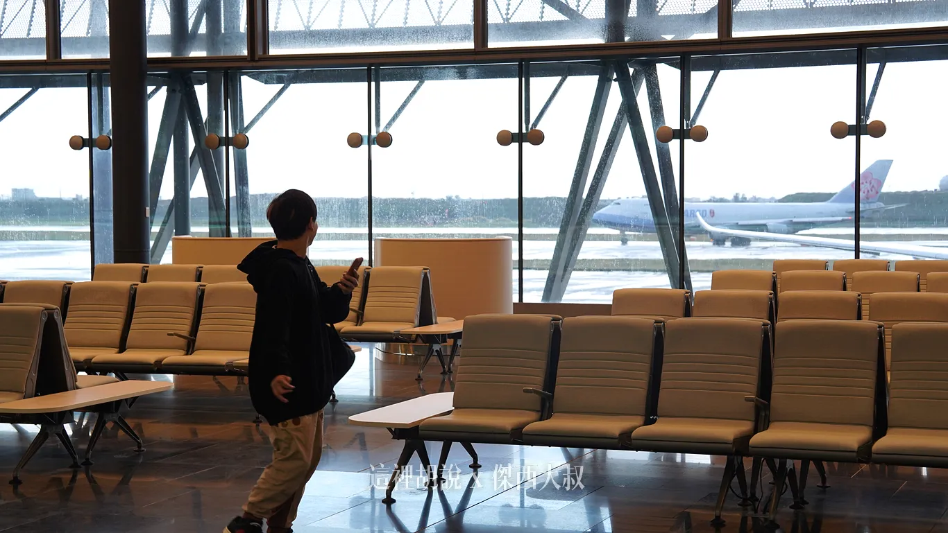 要離開之前，不小心轉頭又是一台飛機迎面而來，在這個登機位置，可以很享受的把看飛機一次看夠