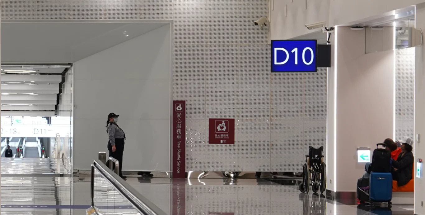 桃園機場在D10這個位置額外設置了愛心服務車，如果有需要的旅客，可以按鈴