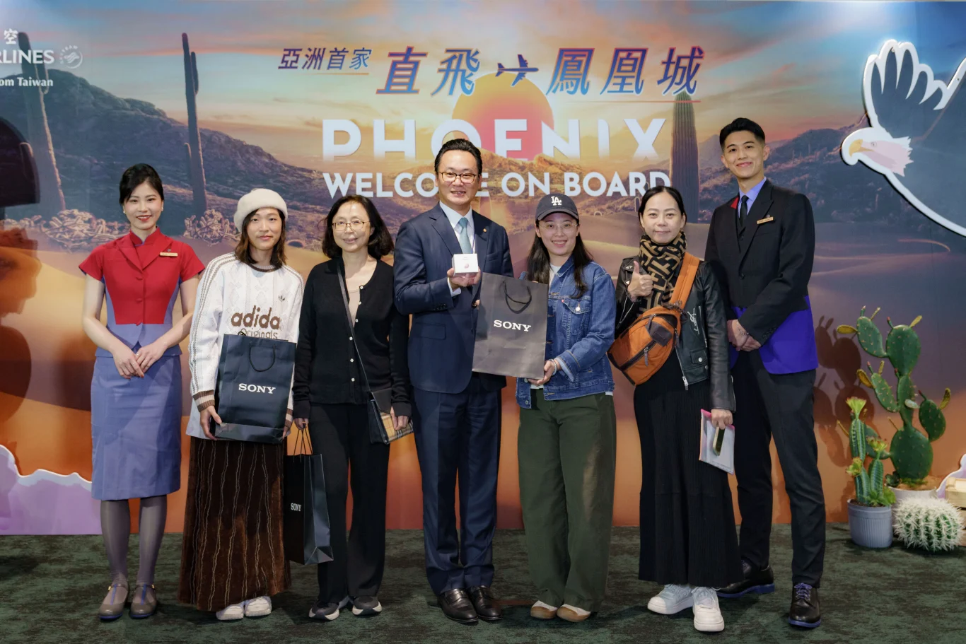 搭乘首航豪華商務艙、豪華經濟艙的旅客，分別可獲得由華航與Sony精心準備的WH-1000XM6耳罩式降噪耳機、LinkBuds Fit真無線降噪耳機，由Sony相伴享受專屬時光。