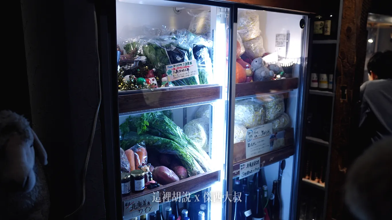 冰箱放滿了滿滿的新鮮食材蔬菜