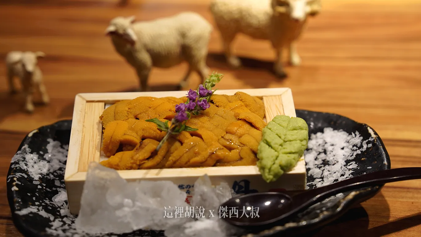 傑西本來吃完要離開了，看到一板海膽促銷2500的訊息，看到當然要點來嚐鮮，這海膽基本還是有過明礬，但已經試算不錯的海膽，雖然不到鹽水海膽的那種等級，但算是對的起他的價格，有看到想吃的可以點來吃，但如果想要吃更高等及的可以參考傑西其他文章介紹海膽專門店。