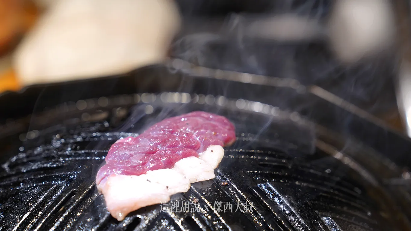 熊肉的色澤完全就和其他肉類不太一樣，這傑西就不知道怎麼形容，油脂的部分因為比較厚，所以小哥有特別多切了幾段，口感才比較均衡