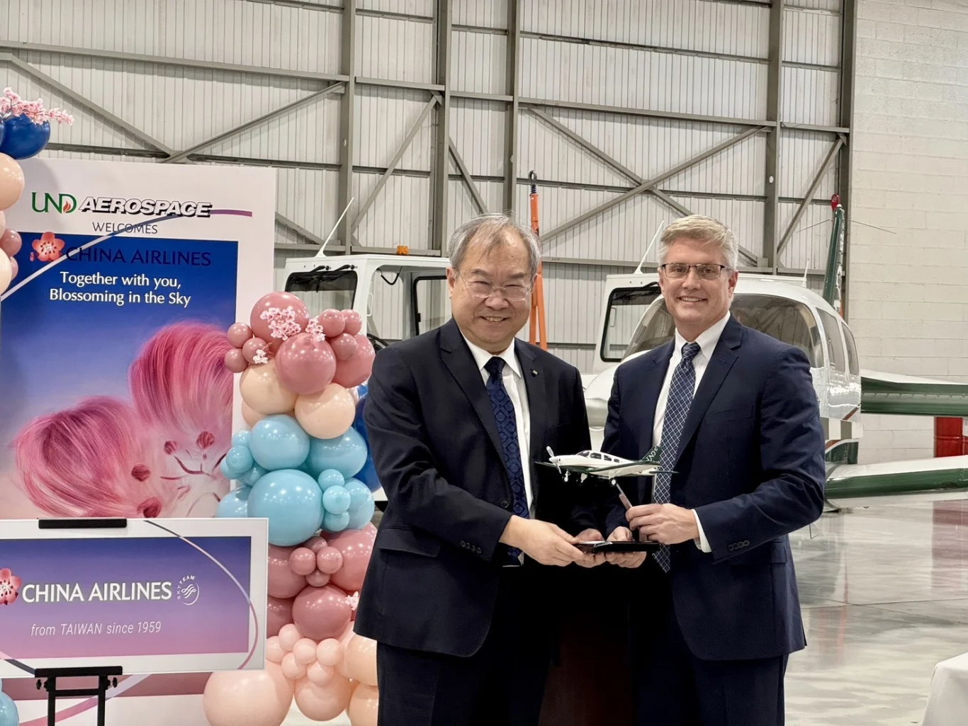 中華航空董事長高星潢(左)參訪鳳凰城UND Aerospace 飛行學校,與CEO Chuck Pineo(右)久違重逢,合影留念。 中華航空董事長高星潢(左)參訪鳳凰城UND Aerospace 飛行學校,與CEO Chuck Pineo(右)久違重逢,合影留念。