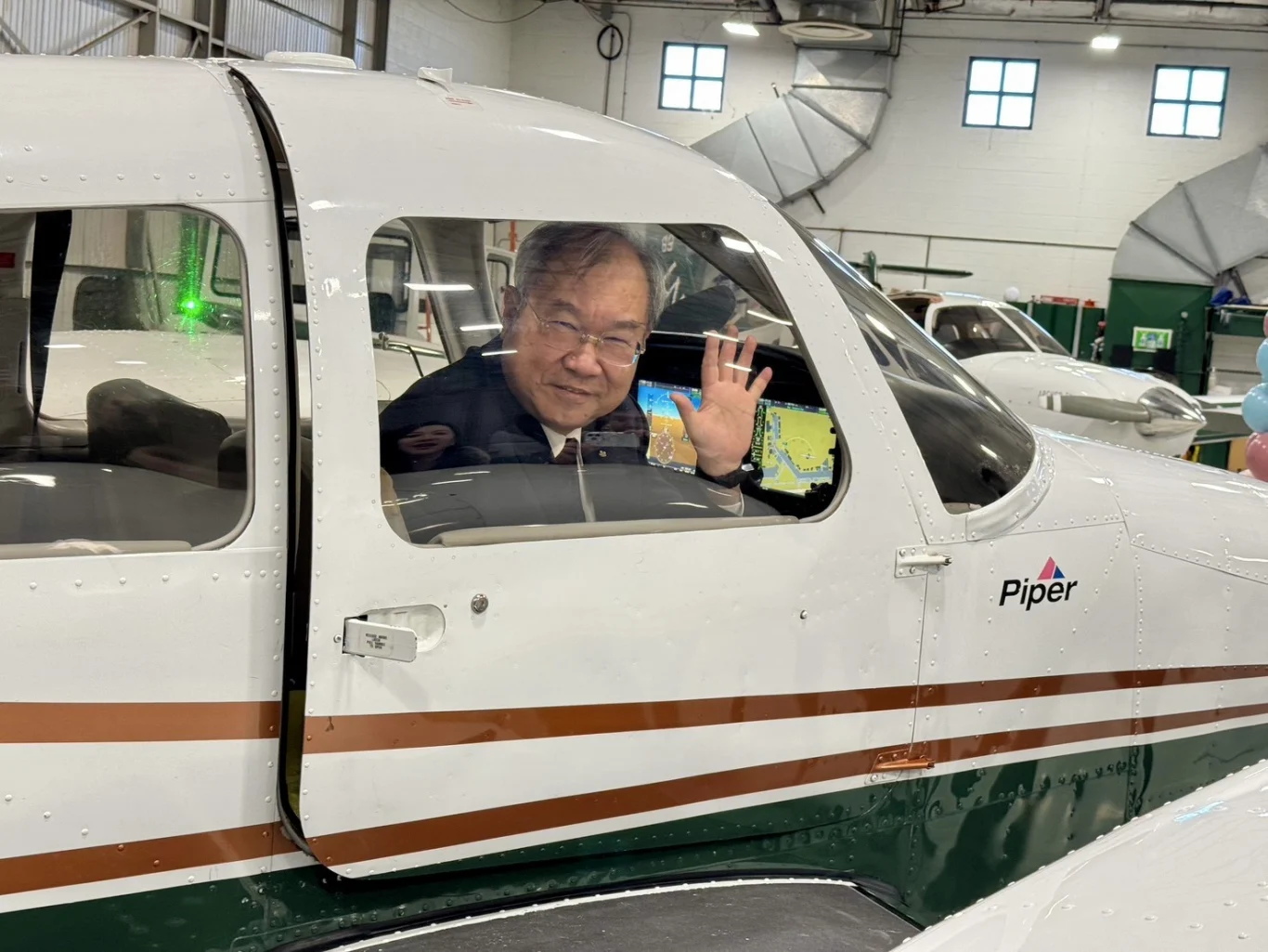 董事長高星潢為華航第一期培訓機師,當日特別重返上課環境,了解最新訓練進度。華航持續投入機師訓練資源,代表企業對飛航安全的堅守。 董事長高星潢為華航第一期培訓機師,當日特別重返上課環境,了解最新訓練進度。華航持續投入機師訓練資源,代表企業對飛航安全的堅守。