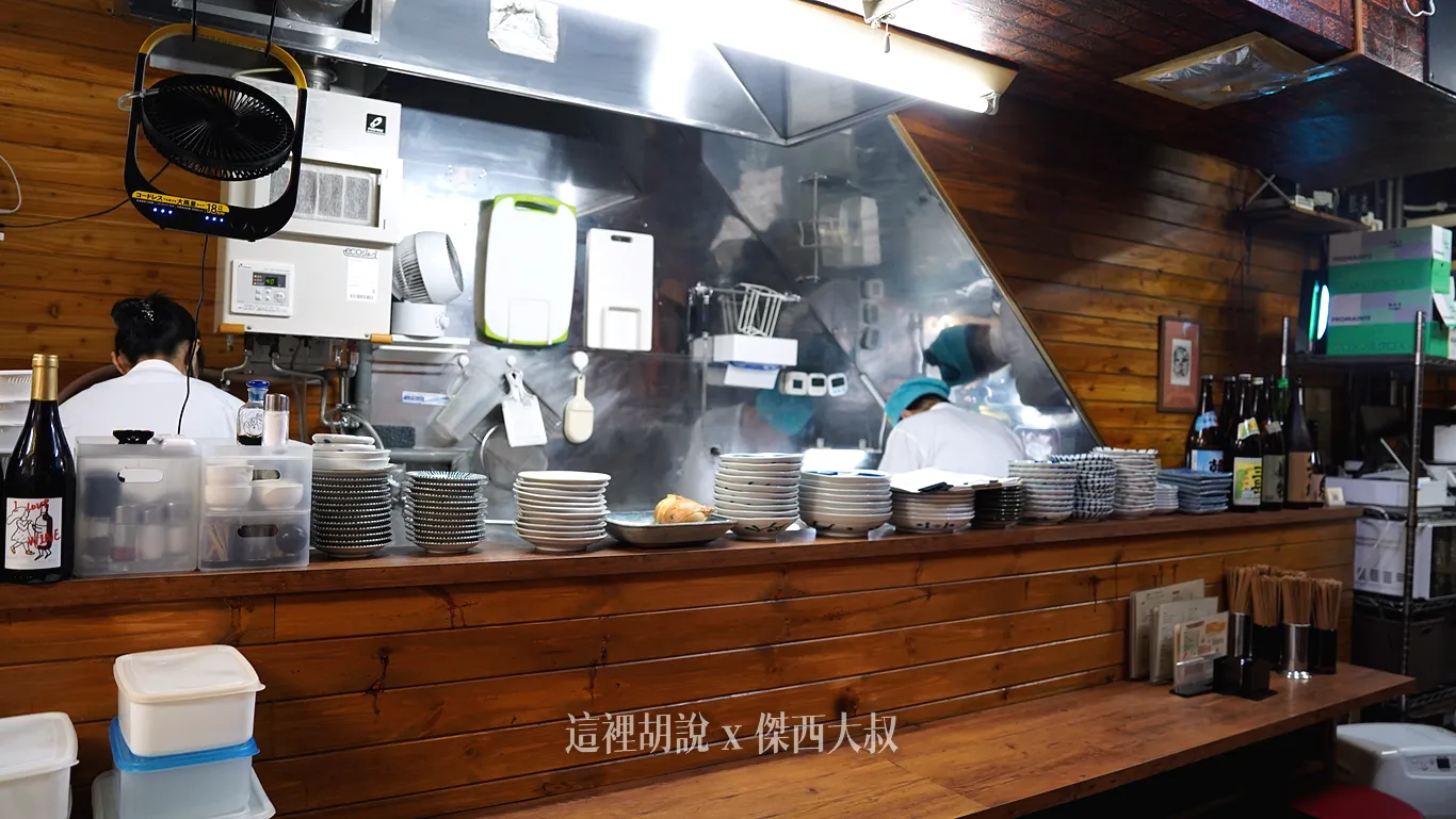 店內的備餐區就是你看到的這樣的吧台 店內的備餐區就是你看到的這樣的吧台
