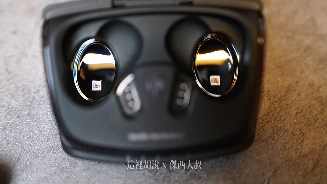 照片裡面位於耳機艙底部的則是鐵三角特別設計的深紫外線LED燈，在耳機放回去之後蓋上蓋子，會自動啟動LED燈進行除菌的流程，可以有效去除病菌。