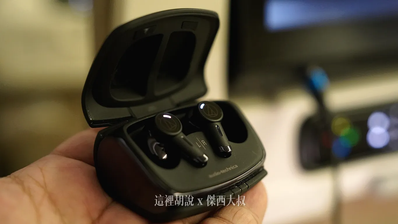 耳機收納盒空間好攜帶，可以為耳機提供足夠的電力