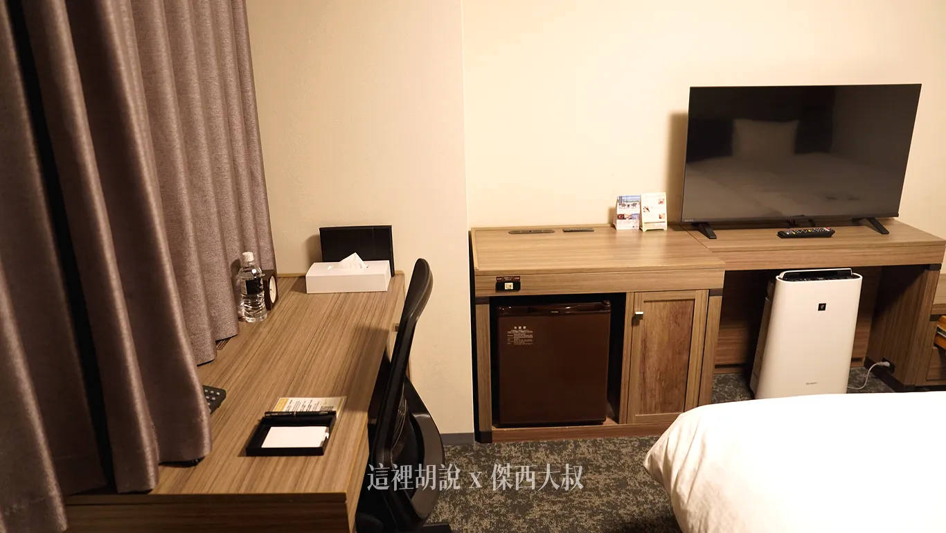 電視安裝的桌子還是有提供額外放式物品的空間，電視本身則是為了怕被撞倒，已經跟桌子固定再一起