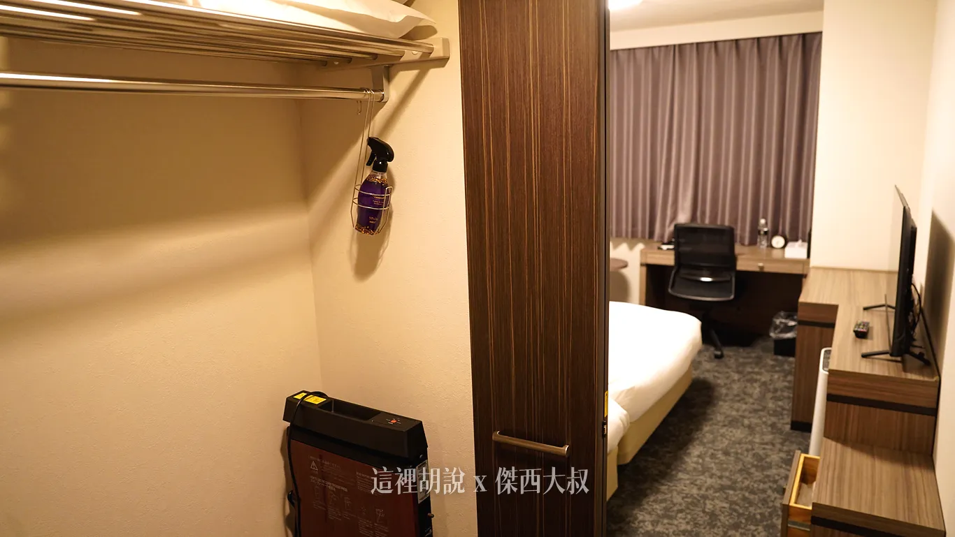 設置一個很深的衣櫥，如果行李要收納進去空間是夠的