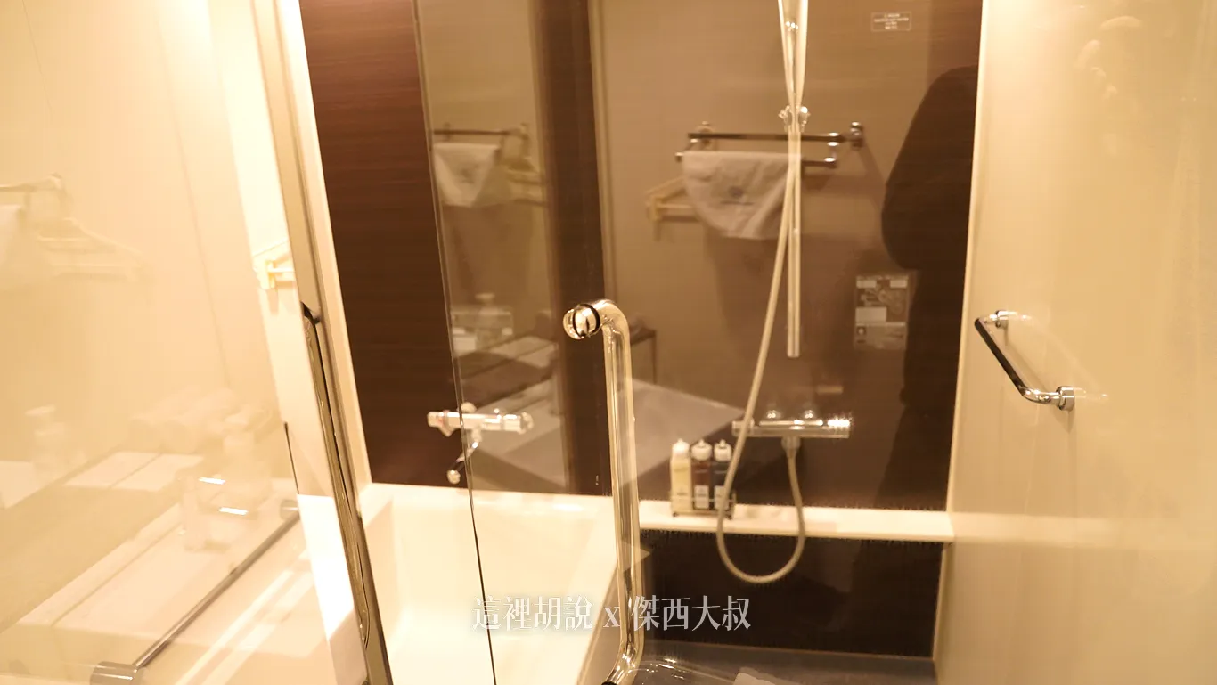 日式的浴室，浴缸跟花灑設置在一起