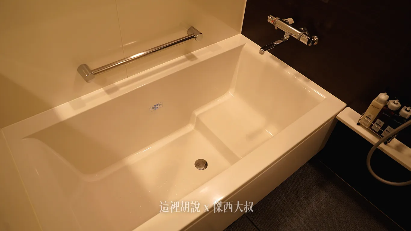 這種浴缸比較少見，可以節省一點點的水量，喜歡泡湯的朋友在大廳有提供泡湯粉
