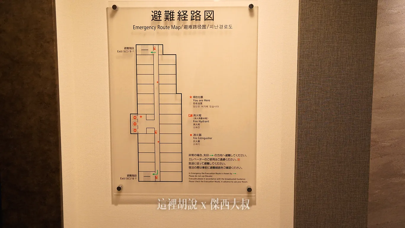 樓層平面圖，電梯在左側三個紅圈位置，出電梯之後右側這一面是可以看到外側馬路的房型。
