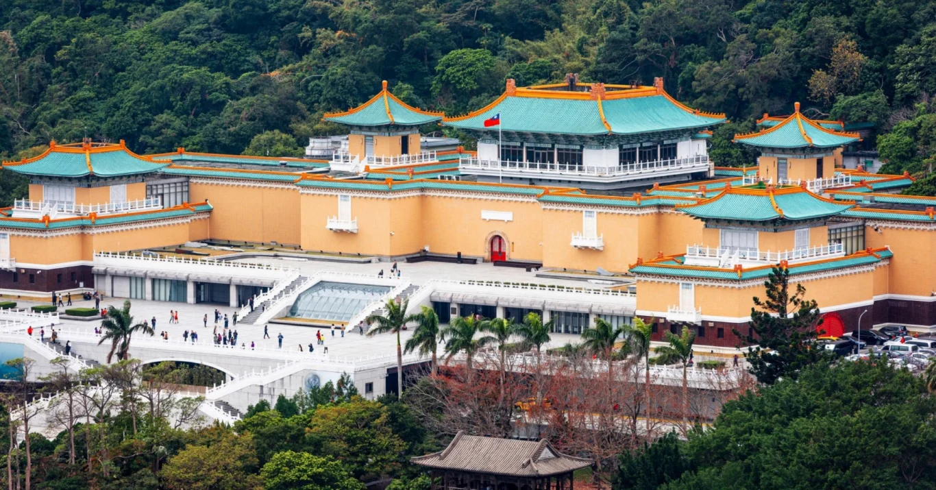 立榮假期與長榮桂冠酒店系列打造超值住宿專案，入住即贈故宮博物院或臺北兒童新樂園門票，輕鬆享有實惠家庭假期。
