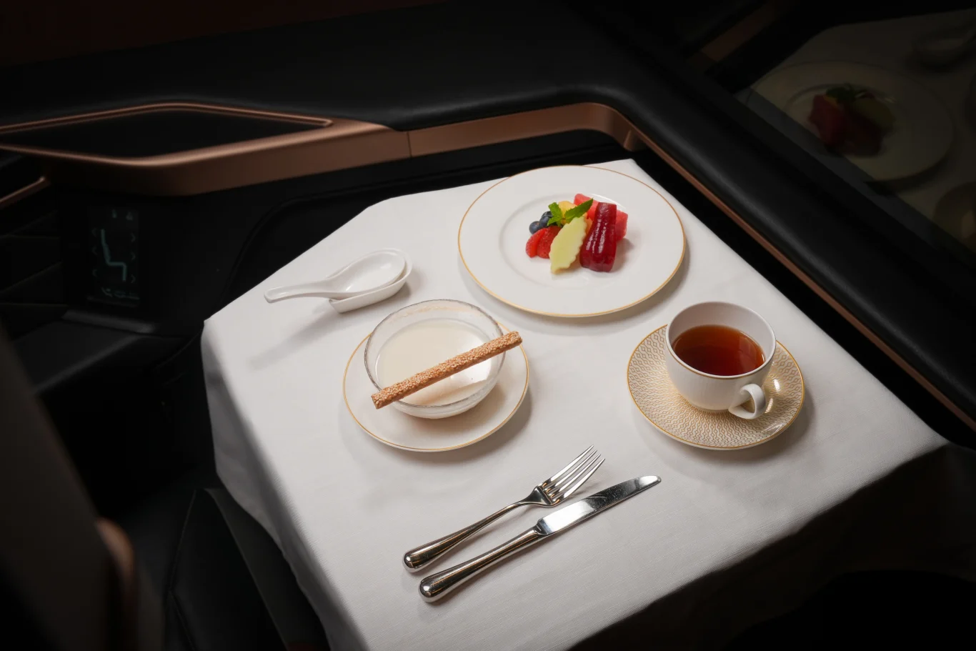 Post-meal dessert fruit served with classic Yuan Ji Shu Pu Erh tea. Photo courtesy of Starlux Airlines.