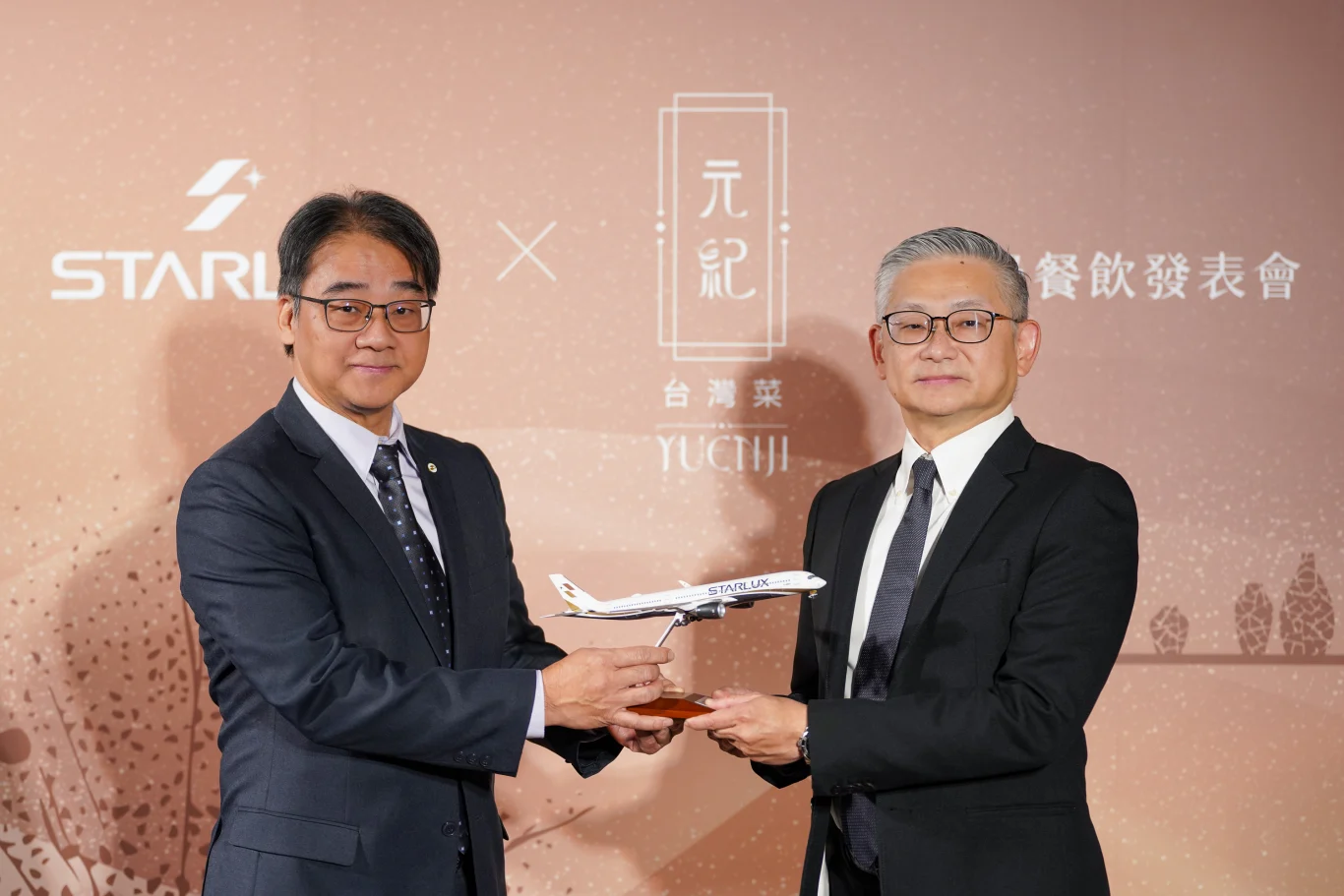Starlux Airlines PR Director Liang Wen-Lung presents a Starlux Airlines aircraft model to Bao Yuan Ji Enterprise COO and Deputy General Manager Sheng Xu-Ping, symbolizing a significant milestone in their collaboration. Photo courtesy of Starlux Airlines.