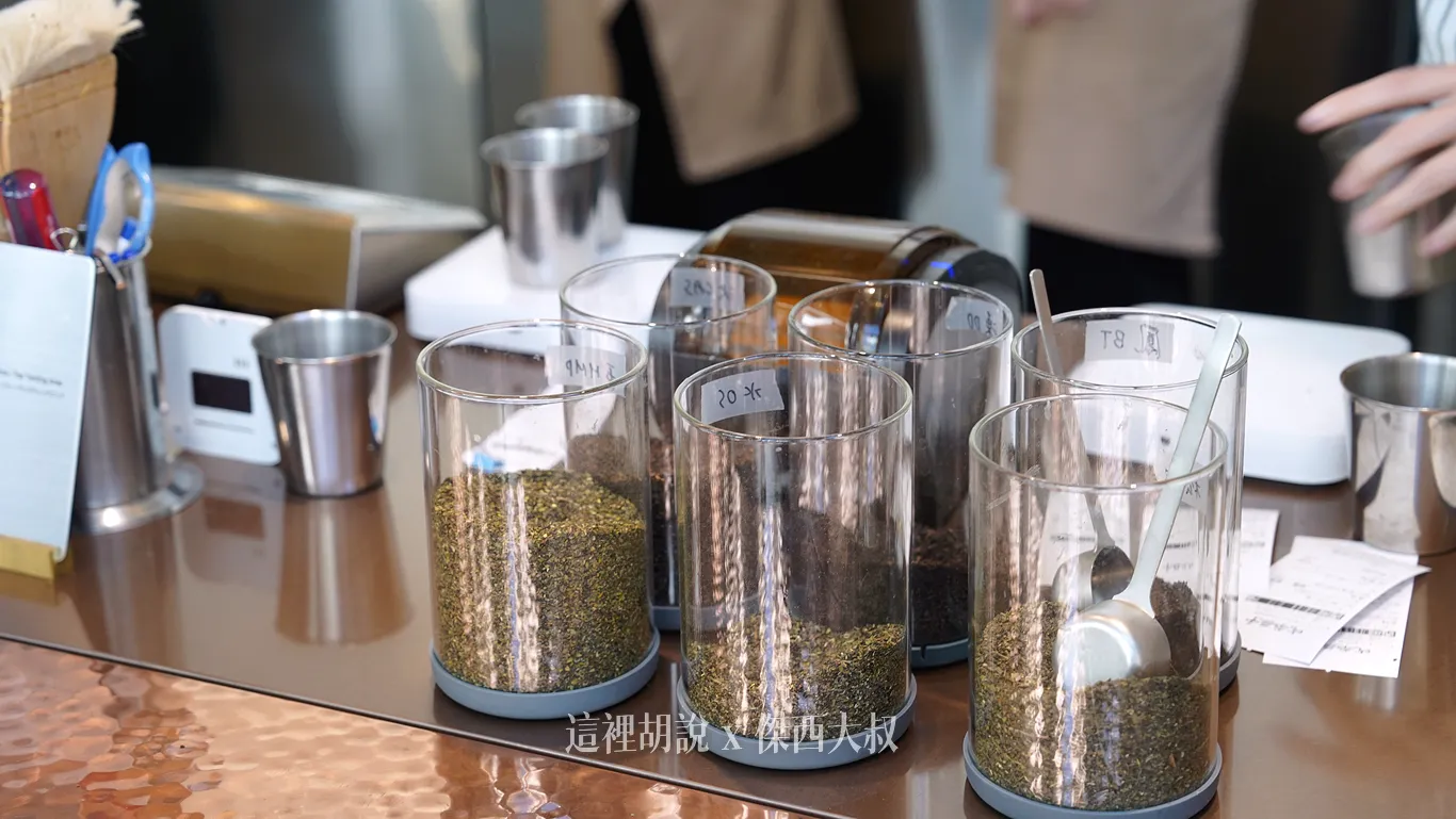 在店內已經磨好的基底茶的茶粉，透過機器高壓萃取茶湯精華
