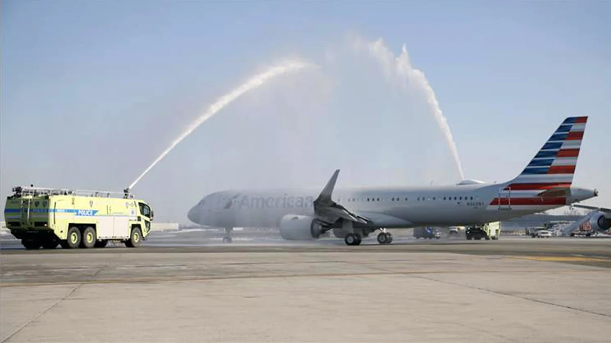 美國航空從 JFK 飛往 LAX 的 A321XLR 首航在出發時接受了水門禮。 美國航空從 JFK 飛往 LAX 的 A321XLR 首航在出發時接受了水門禮。