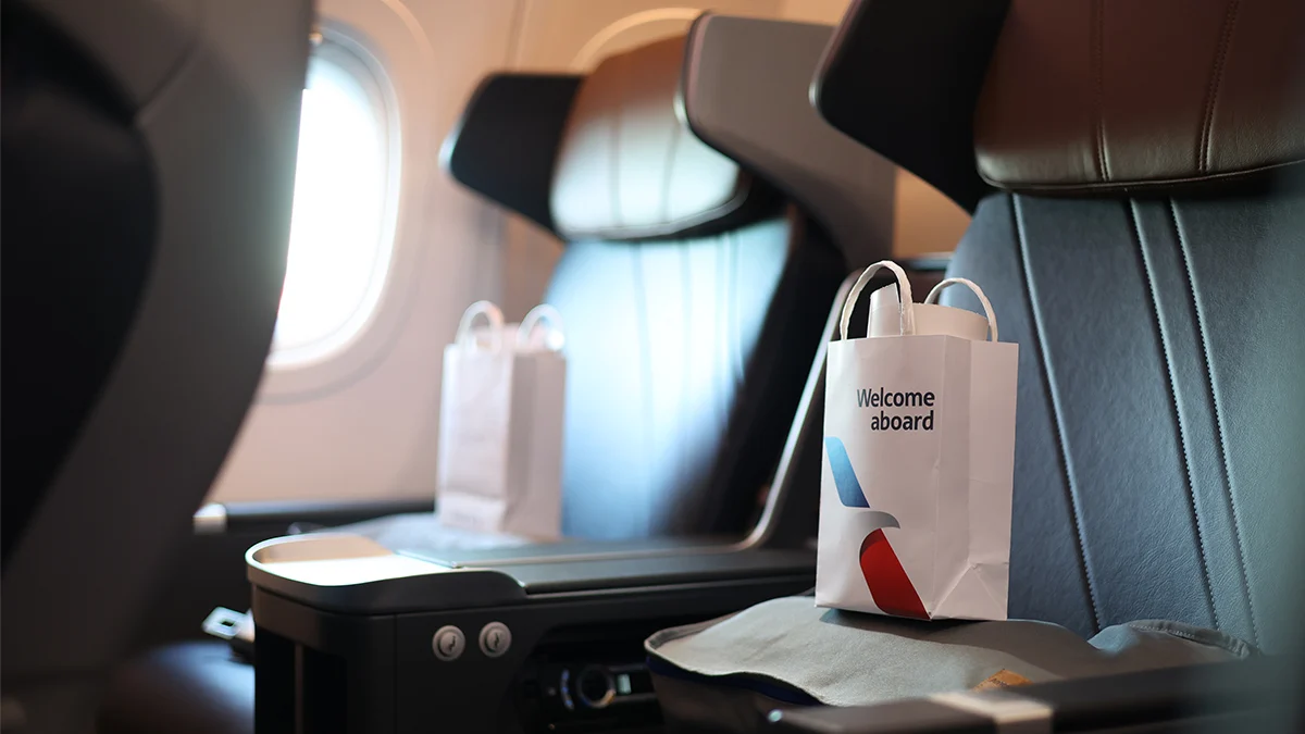 空中巴士 A321XLR 上的豪華經濟艙座椅配備了升級的翼狀頭枕、小腿靠墊和腳踏板。 空中巴士 A321XLR 上的豪華經濟艙座椅配備了升級的翼狀頭枕、小腿靠墊和腳踏板。