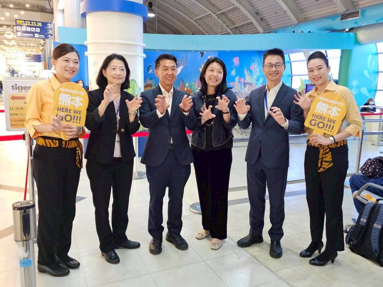 左二起高雄國際航空站站主任王郁珍、立法委員許智傑、台灣虎航董事長黃世惠、臺灣航勤公司董事長兼總經理韓梁中,一同參與高雄-熊本首航儀式 左二起高雄國際航空站站主任王郁珍、立法委員許智傑、台灣虎航董事長黃世惠、臺灣航勤公司董事長兼總經理韓梁中,一同參與高雄-熊本首航儀式