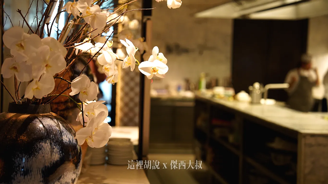 餐廳使用了很多台灣蘭花做為花的擺設 餐廳使用了很多台灣蘭花做為花的擺設