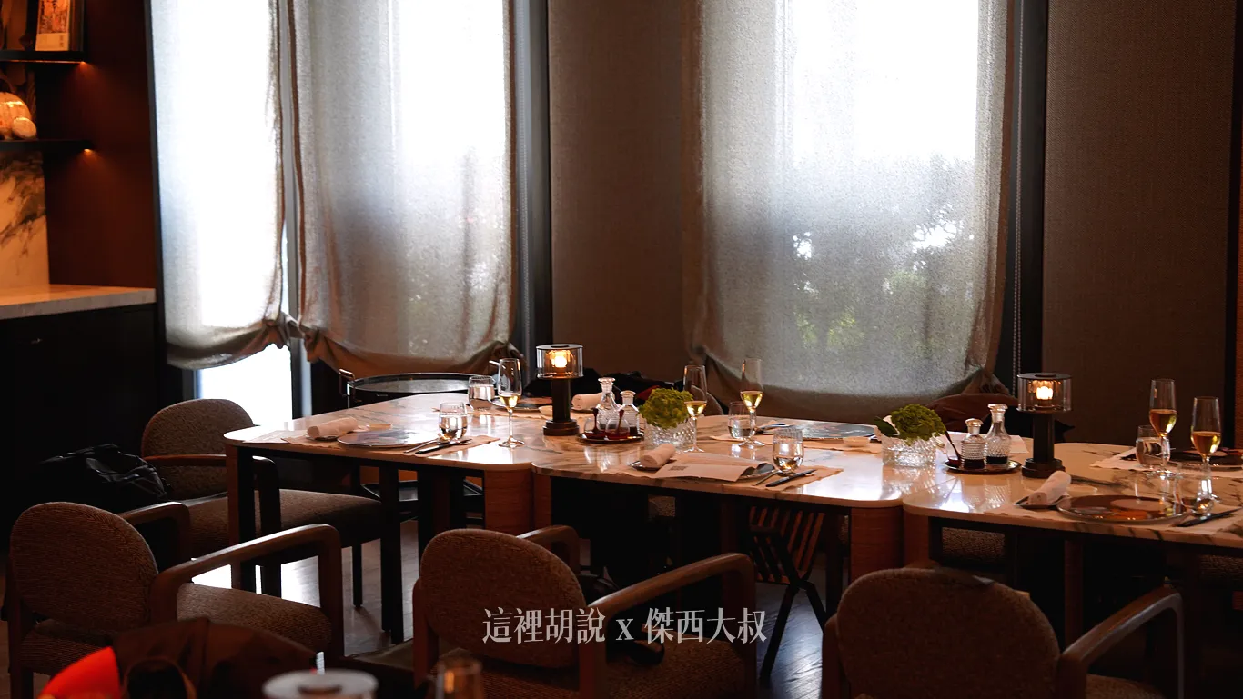 用餐的餐桌則是用大理石作為底,每個餐桌旁都會有茶桌,實現「一桌一茶席」的概念 用餐的餐桌則是用大理石作為底,每個餐桌旁都會有茶桌,實現「一桌一茶席」的概念
