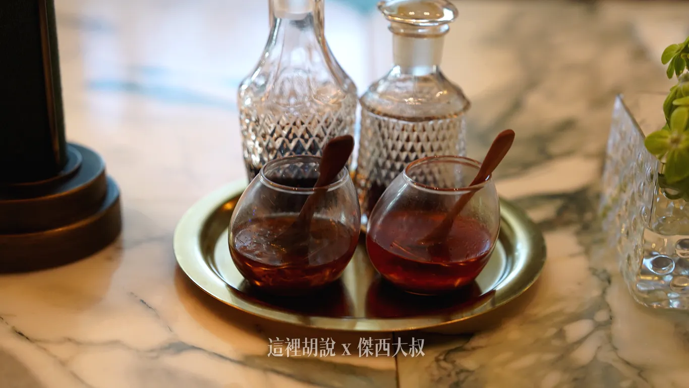 桌上放了XO醬、紅油辣椒、糖蒜醬油、醋 桌上放了XO醬、紅油辣椒、糖蒜醬油、醋