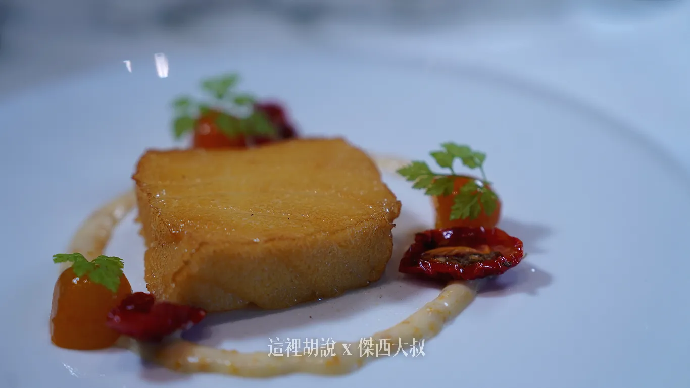 淡淡紅茶香氣,剛好可以搭配海鱸魚本身清淡的風味而達到味覺上的平衡,單吃就已經很好吃,還可以搭配醬料以及金棗。 淡淡紅茶香氣,剛好可以搭配海鱸魚本身清淡的風味而達到味覺上的平衡,單吃就已經很好吃,還可以搭配醬料以及金棗。
