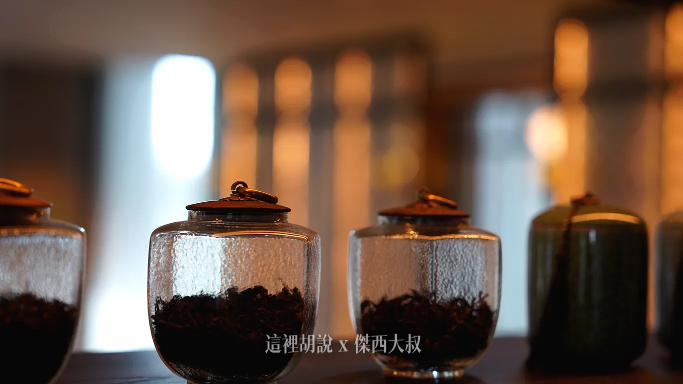 在櫃子上也是放滿了茶葉作為擺設 在櫃子上也是放滿了茶葉作為擺設