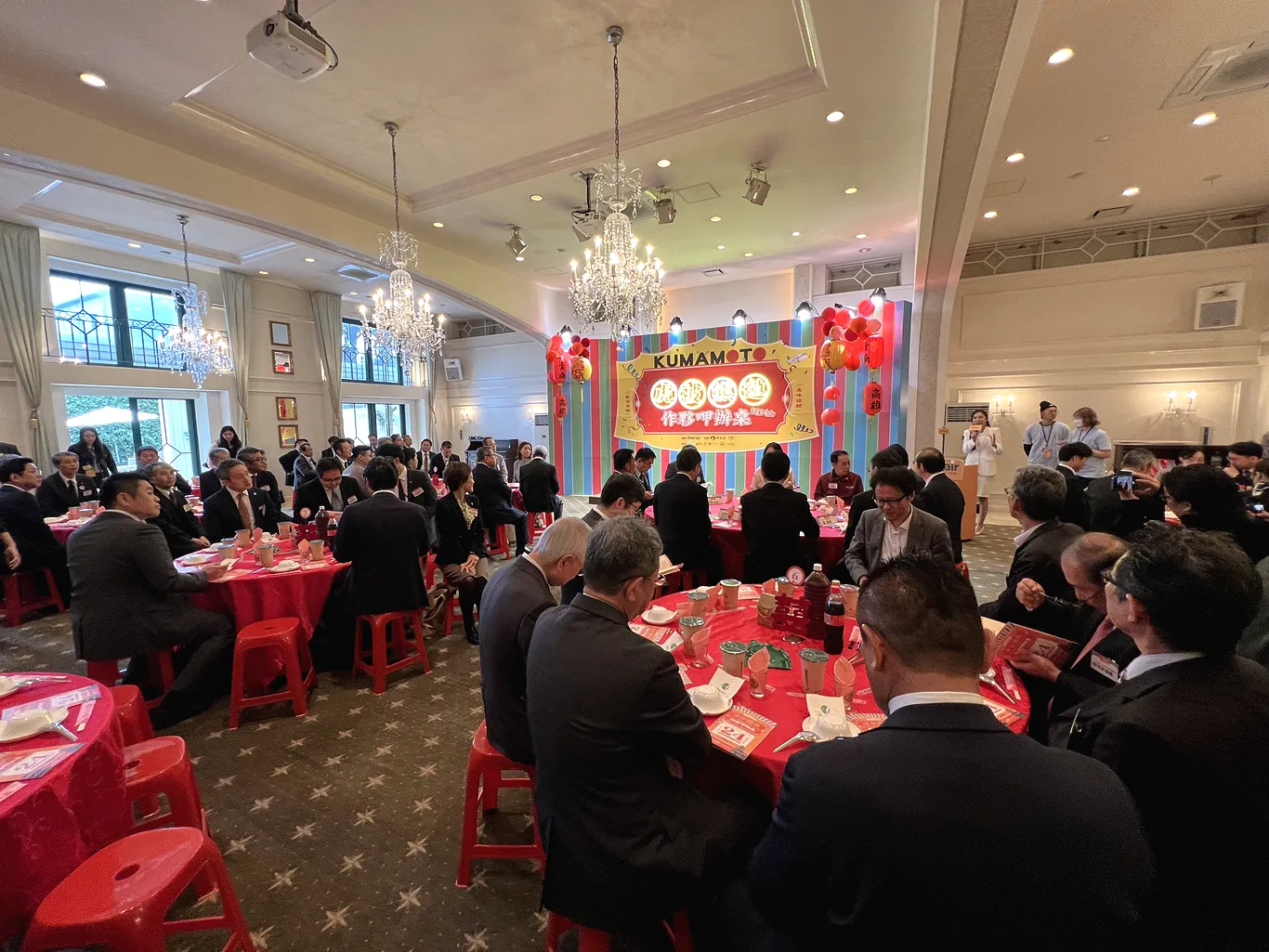 台灣虎航「虎被熊邀 作夥呷辦桌」活動現場超過百人，氣氛熱鬧溫馨