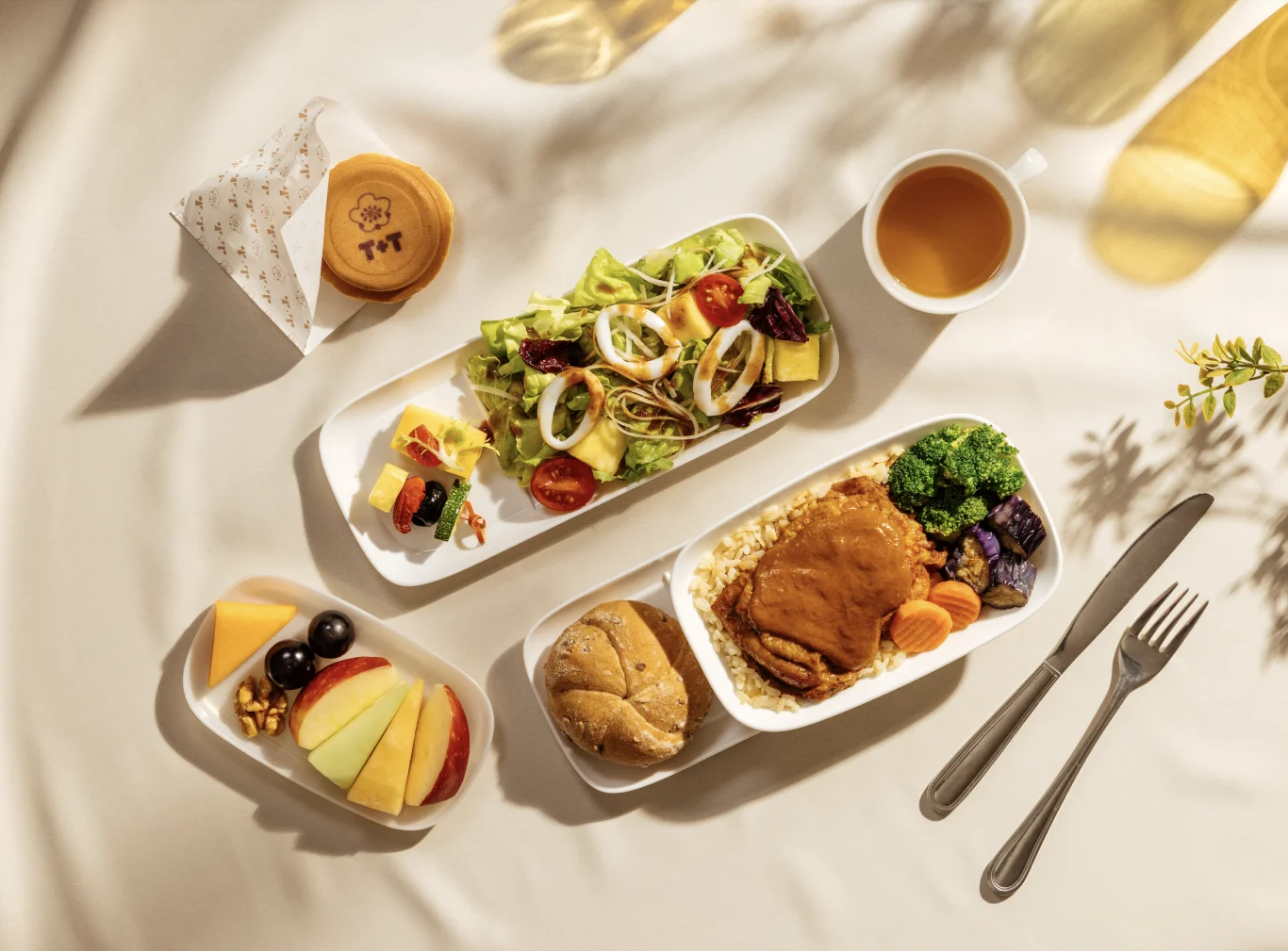 豪華經濟艙獻上「紅咖哩炙烤雞腿與雞油飯」、更同步享用商務艙招牌點心「玫瑰鴨松露車輪餅」。