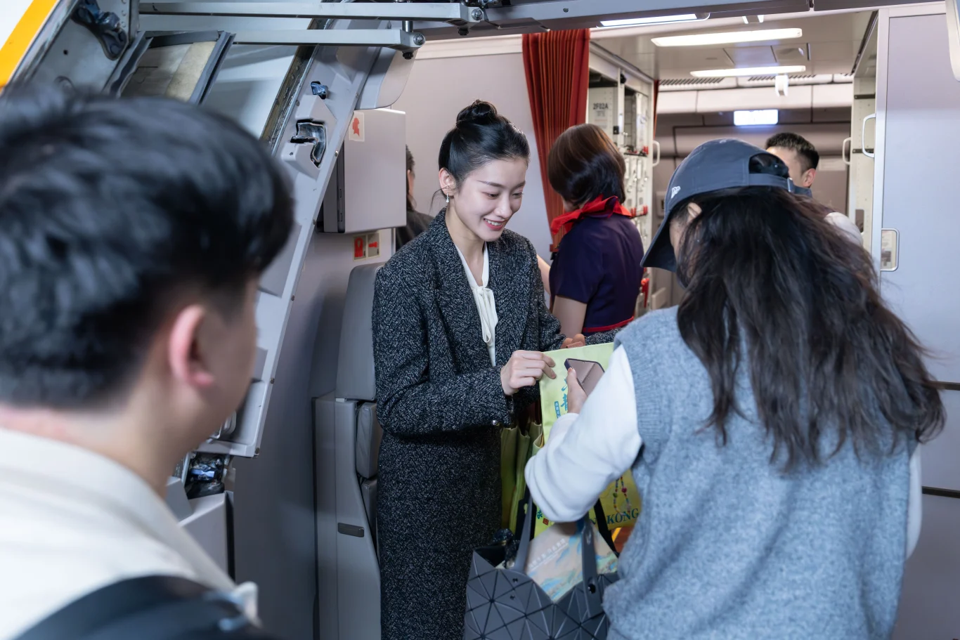 香港航空 × 中國東方演藝集團 攜手打造沉浸式 「飛悅千里 只此青綠」主題航班 - 這裡胡說 JL TALKS