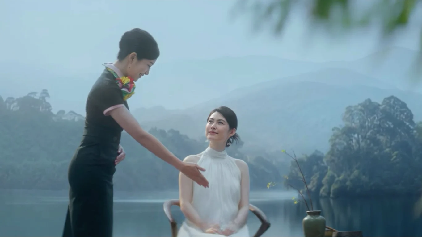 長榮航空全新機上安全影片《Flying with EVA AIR》,透過夢幻柔和的畫面與沉穩敘事節奏,強調細緻服務態度,並引導旅客瞭解各項安全指引,讓旅客感受到每趟旅程的服務與守護。 長榮航空全新機上安全影片《Flying with EVA AIR》,透過夢幻柔和的畫面與沉穩敘事節奏,強調細緻服務態度,並引導旅客瞭解各項安全指引,讓旅客感受到每趟旅程的服務與守護。