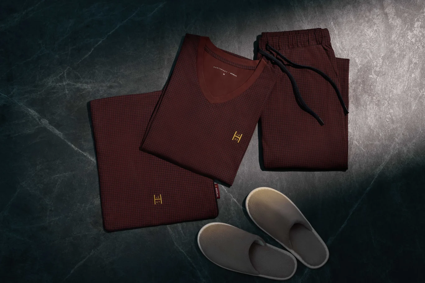 星宇航空頭等艙家居服與英國頂級訂製西服品牌 HUNTSMAN合作，曾登上電影「金牌特務」的 HUNTSMAN是英國頂級訂製西服的經典代表，也是英國貴族的首選。