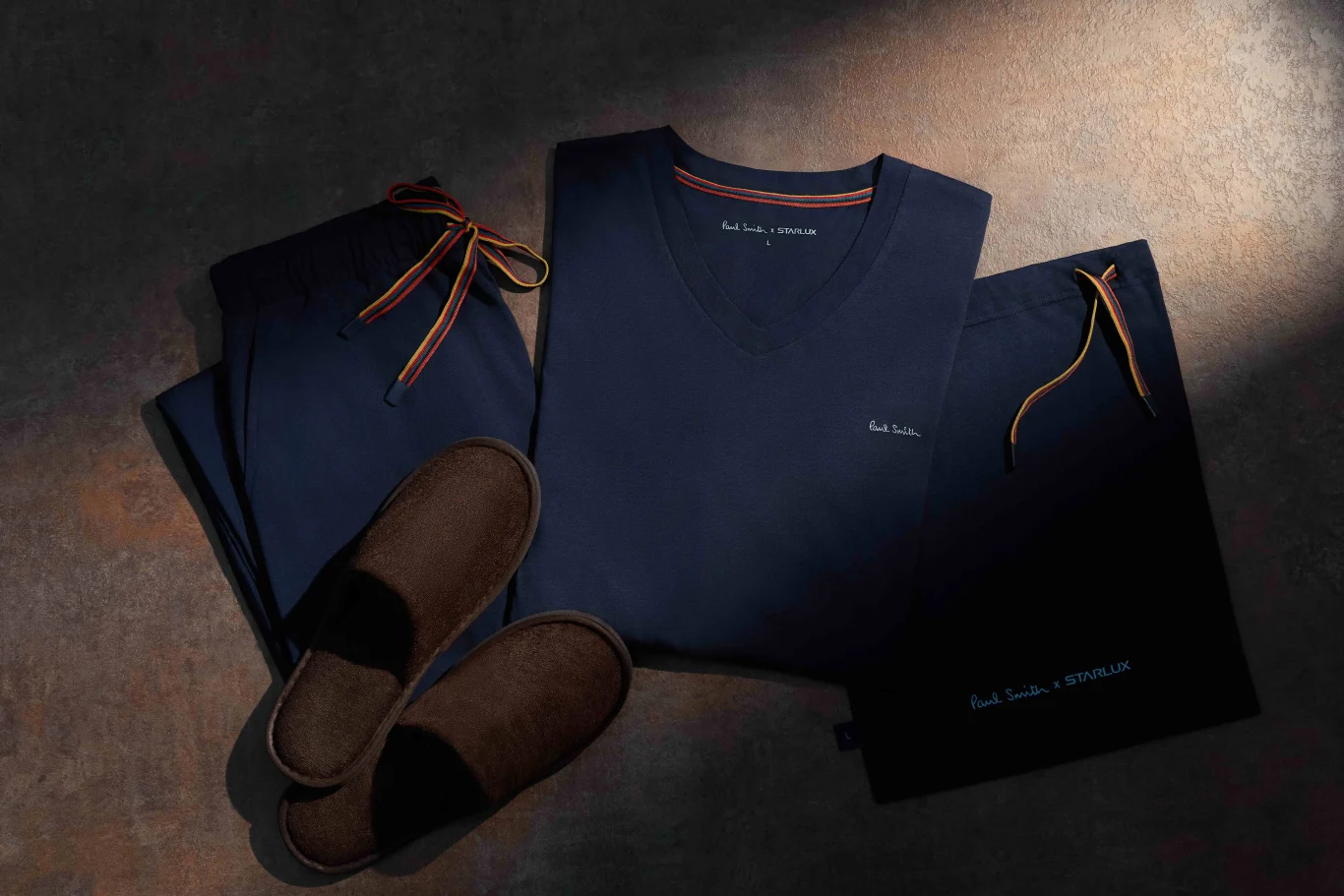 商務艙家居服則攜手英國時尚品牌 Paul Smith，以品牌一貫大膽而不失優雅的設計風格，為長途飛行注入輕鬆且富有品味的時尚氛圍。