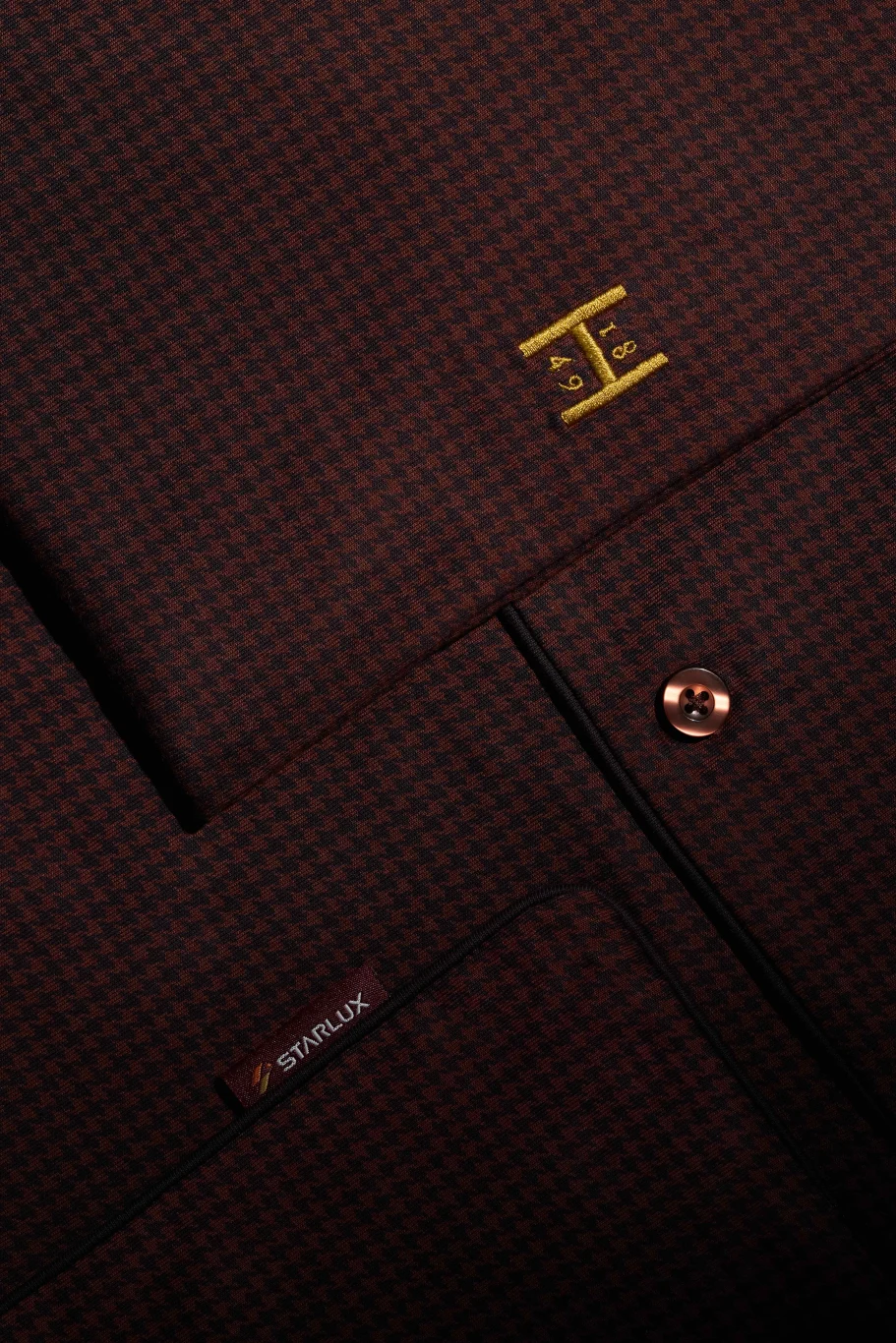 本次家居服設計將品牌標誌性的千鳥格紋融入服裝與外層布套，並以鈕扣信封式包裝呈現，細節精緻且具質感。