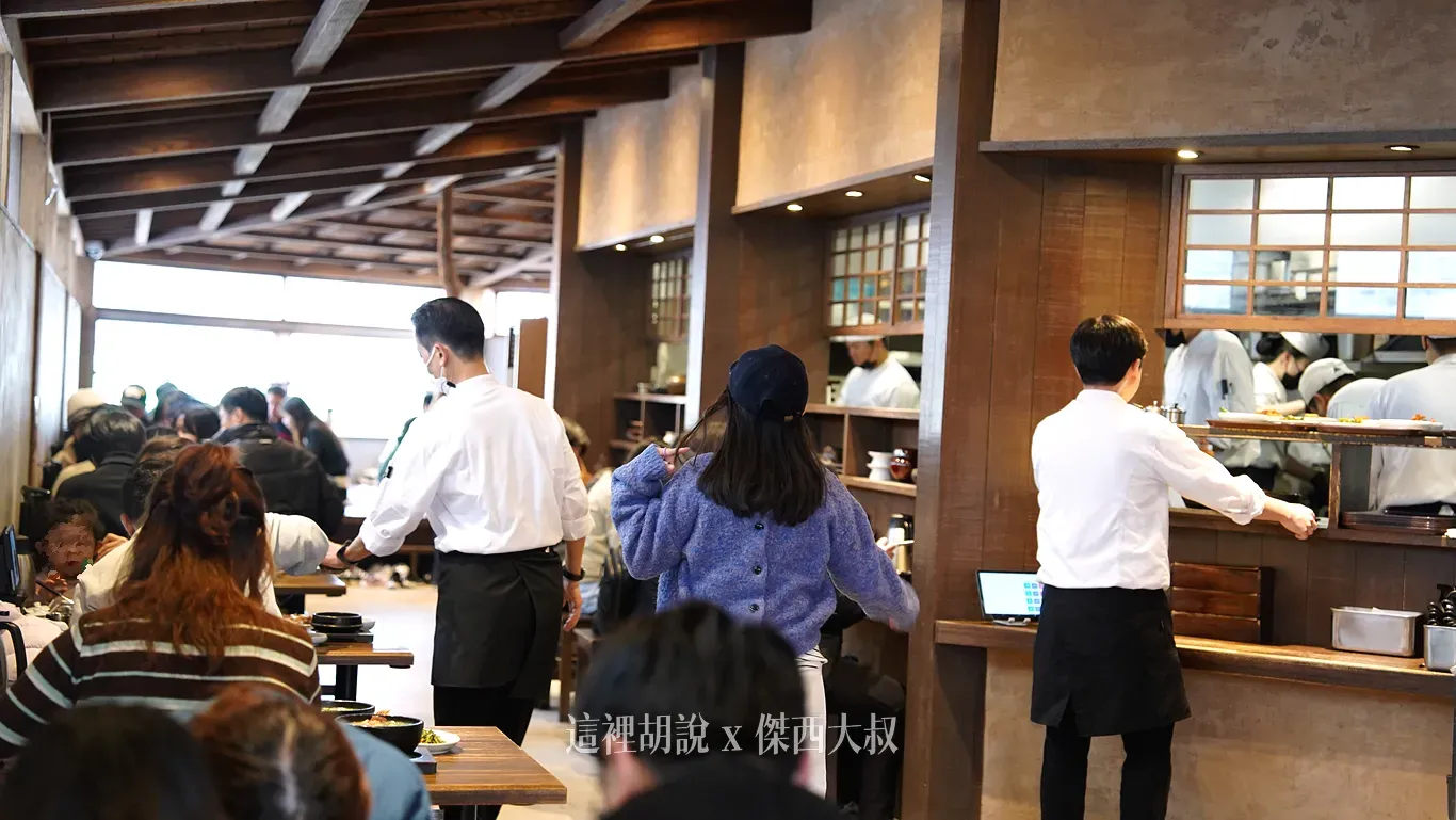 店內空間並沒有太大，捉資˙數量大約二十桌上下，店面走到底是榻榻米的座位