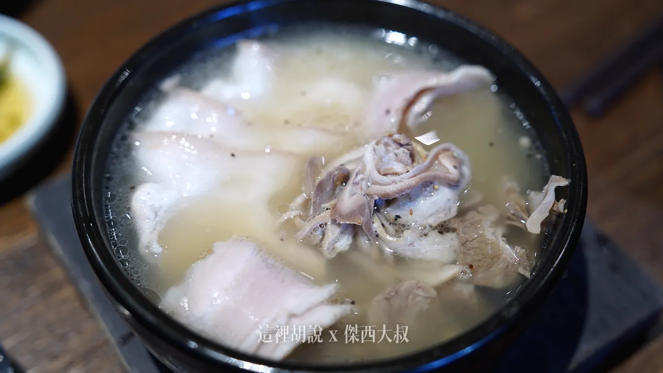 清湯雖然看起來清澈，喝起來還是非常有風味