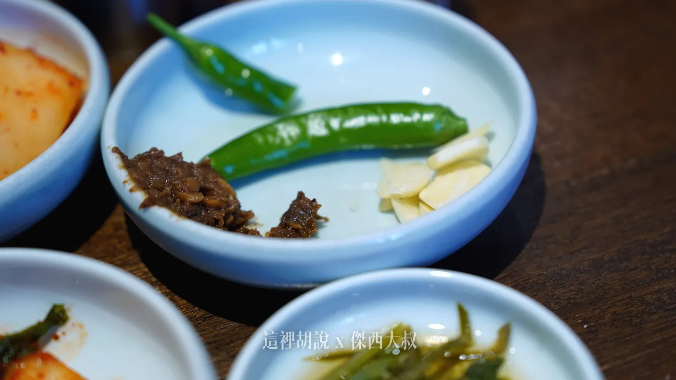 辣椒、蒜頭、一旁的醬是沾辣椒一起吃