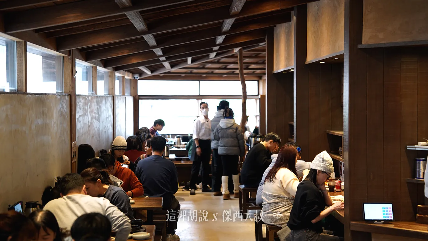 一旁也有吧台的座位，適合單人用餐