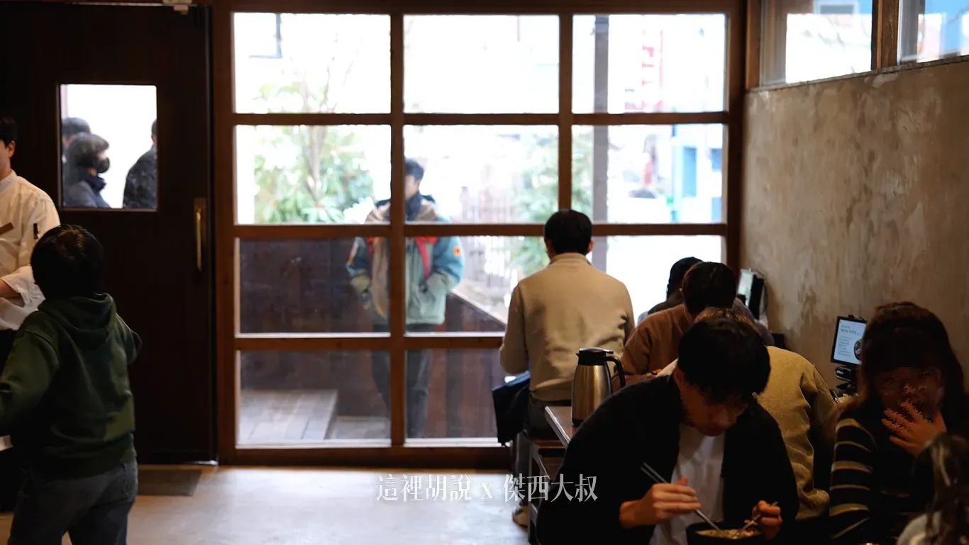 門口入口處的落地玻璃