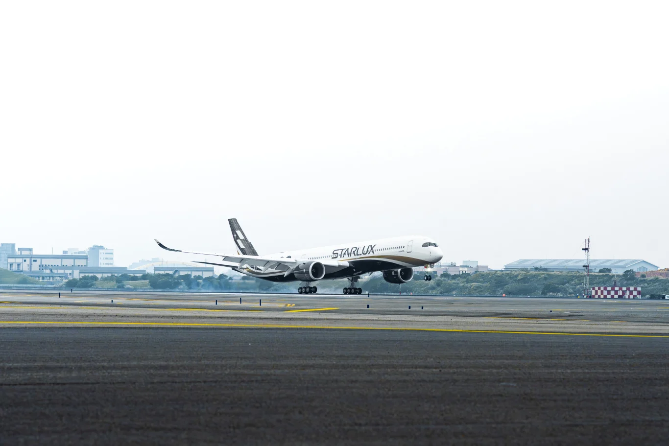 星宇航空首架 A350-1000 廣體客機，於今（6）日上午正式降落桃園國際機場。