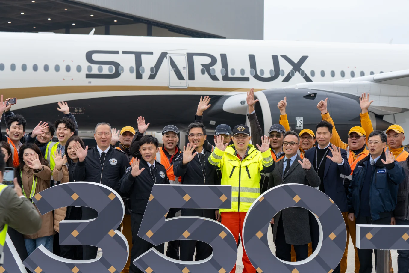 星宇航空團隊對新歸隊的旗艦機型展現熱烈歡迎