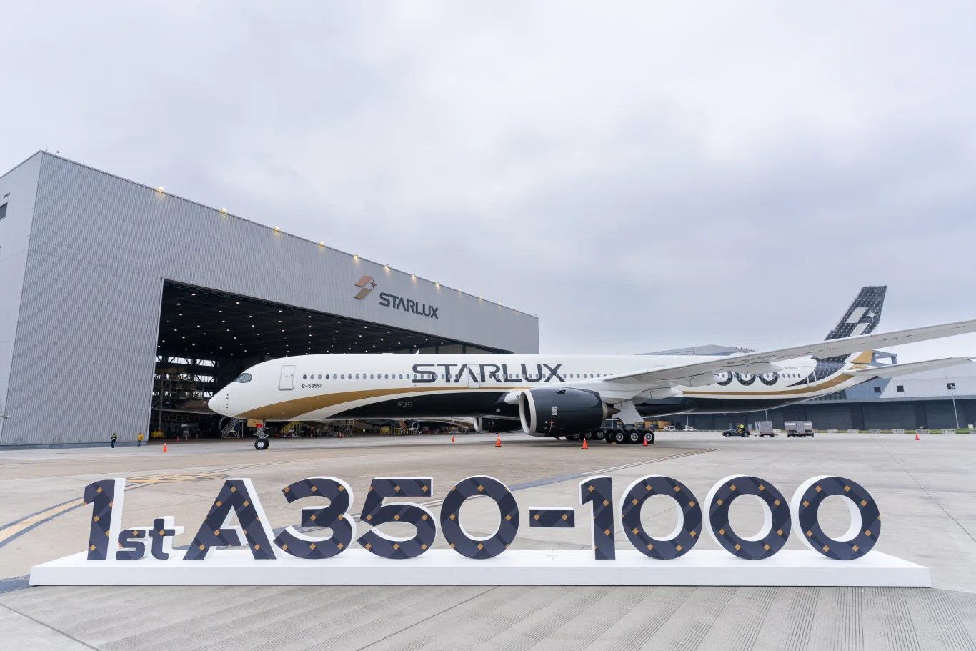 星宇航空A350-1000採用全新特殊塗裝，融合A350-1000採用碳纖維複合材的概念，將專屬的碳纖維編織繪上尾翼，今日首度在桃園機場亮相。