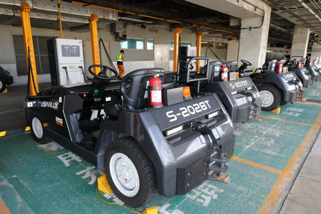 為達成2050淨零排放的目標，桃園機場積極落實機場綠色營運方針，近年來不遺餘力推動空側作業車輛電動化政策。