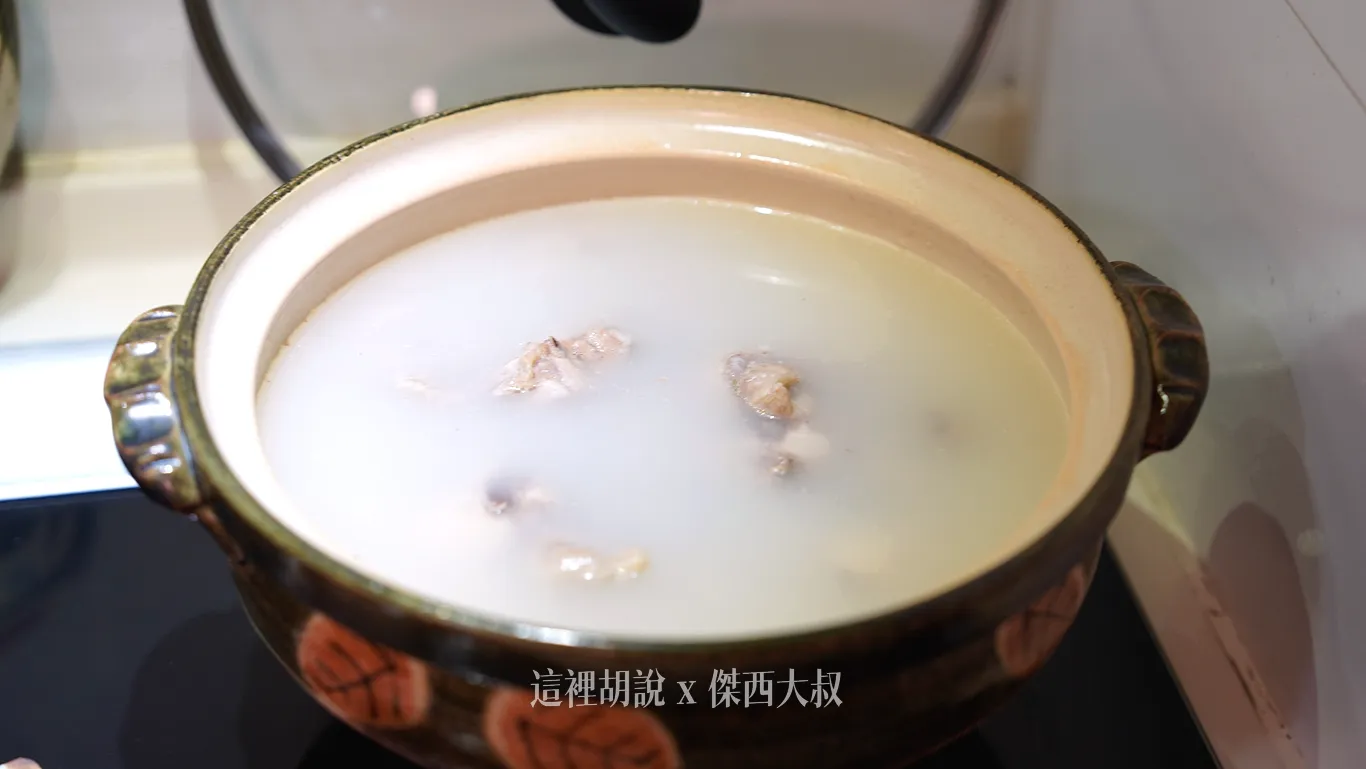 煮開的的雞湯是白色的雞湯