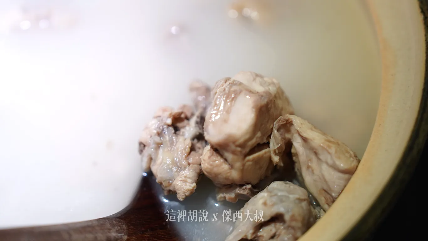 雞湯內也有雞肉塊