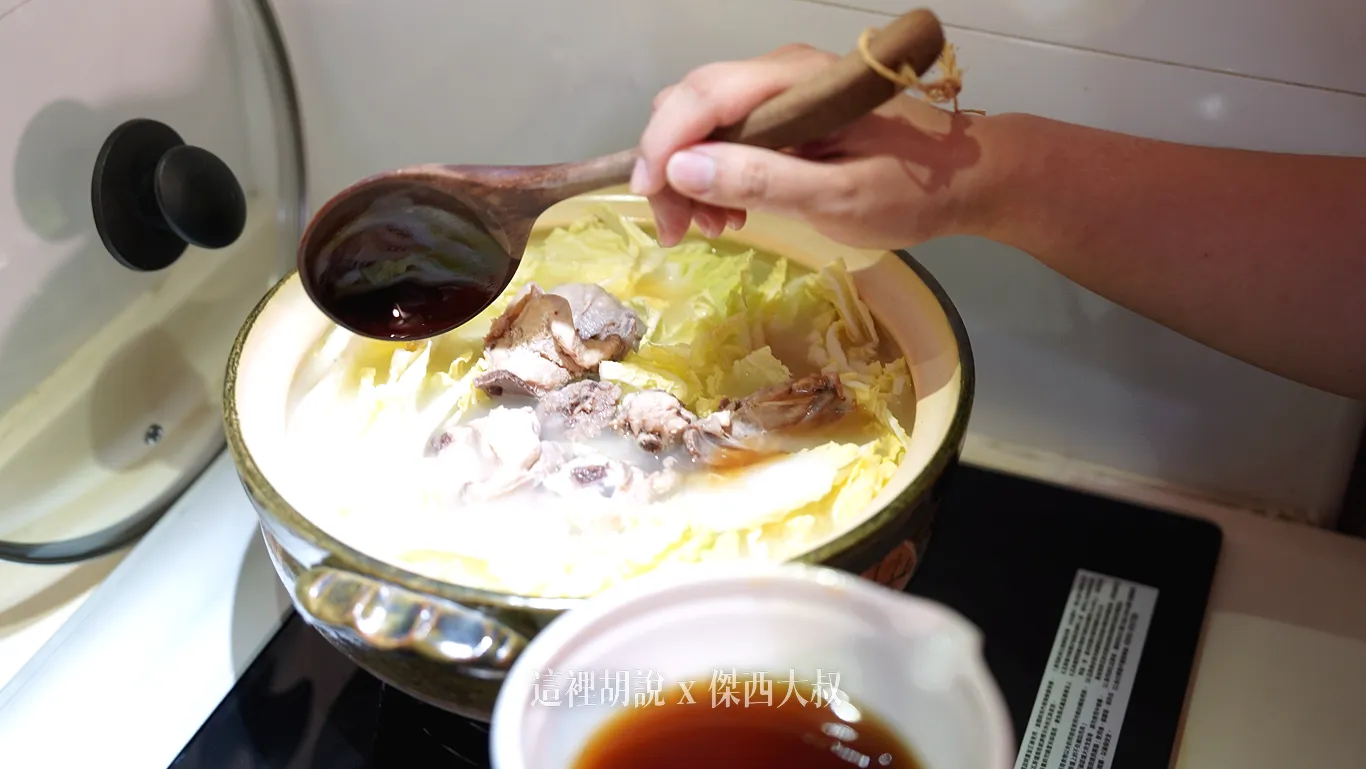 倒入味付鮑魚的湯汁增加海鮮的風味目前測試是倒入大概一半的份量，味道會是最平衡的狀態