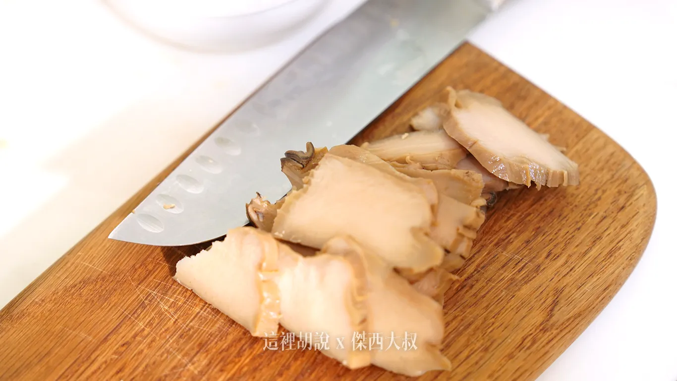 將味付鮑魚切片最後放入
