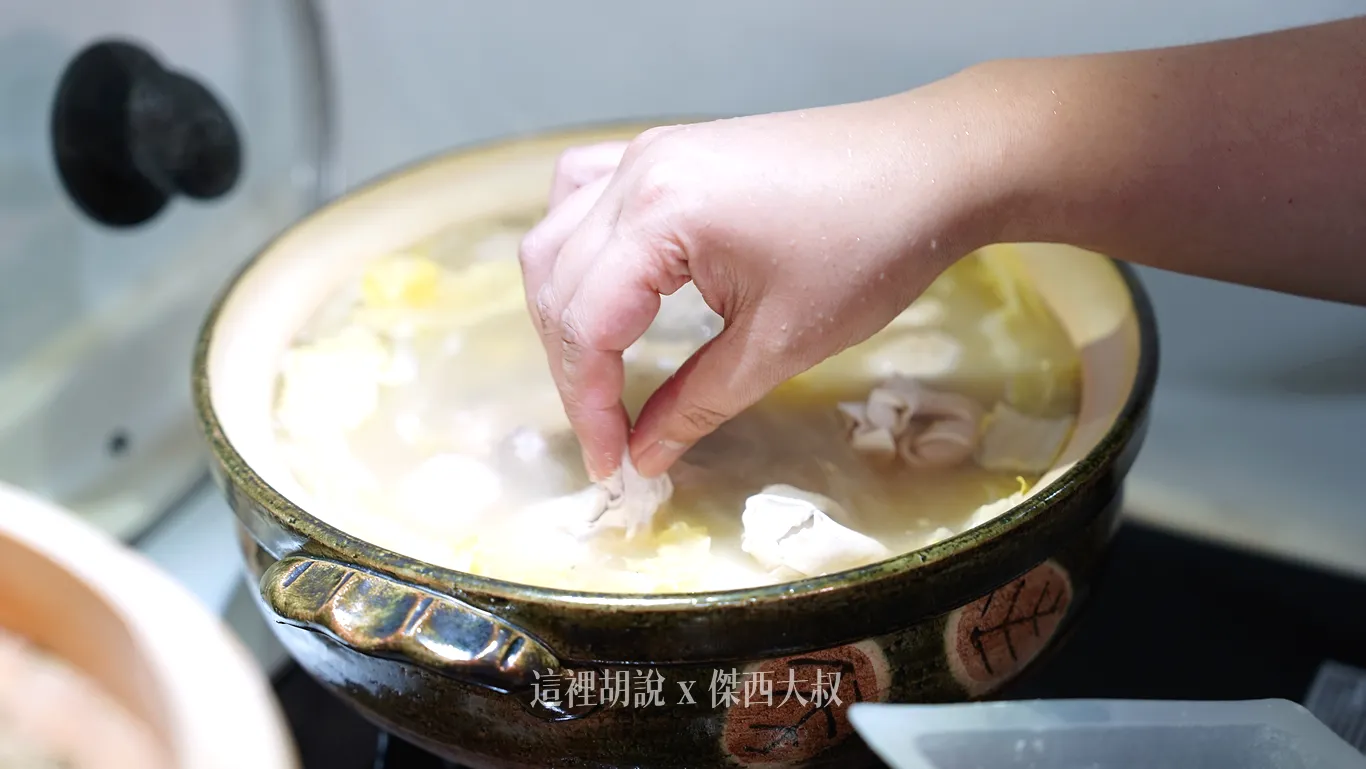 煮開之後放入雞肉丸以及雞肉雲吞煮滾就可以上菜
