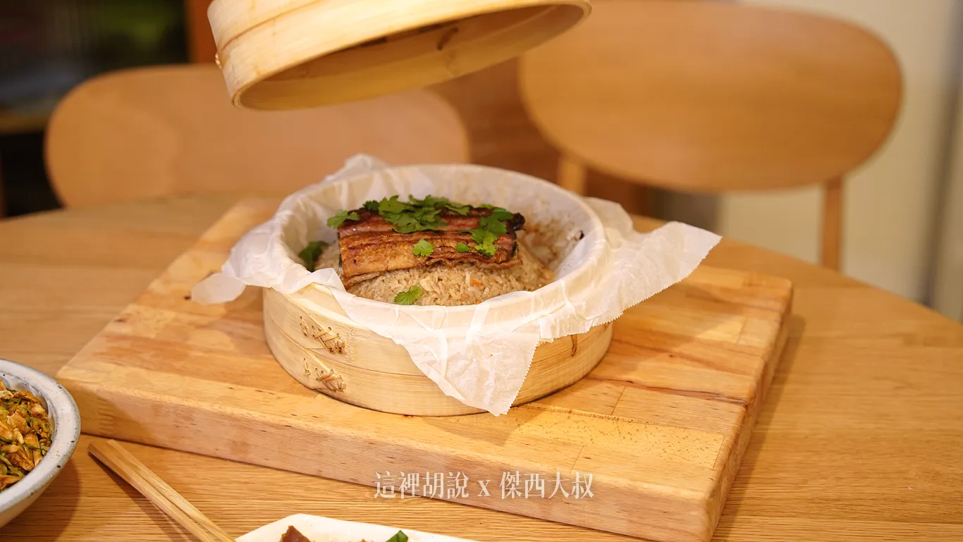 蒸籠還有底下的砧板都是鄰居家的